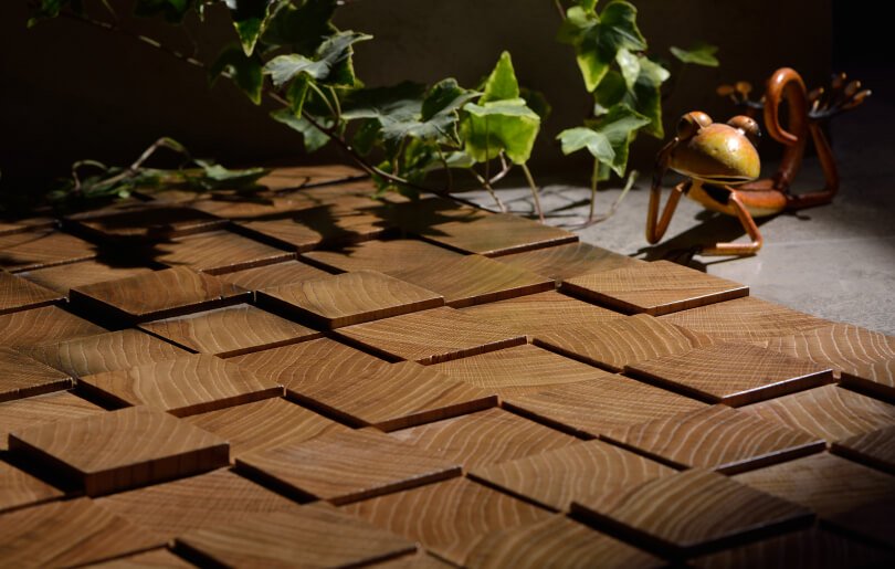 Варианты использования деревянной мозаики в декорировании стен и мебели